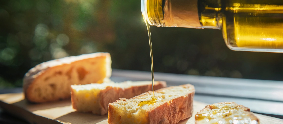 Aceite de oliva con una tostada de pan